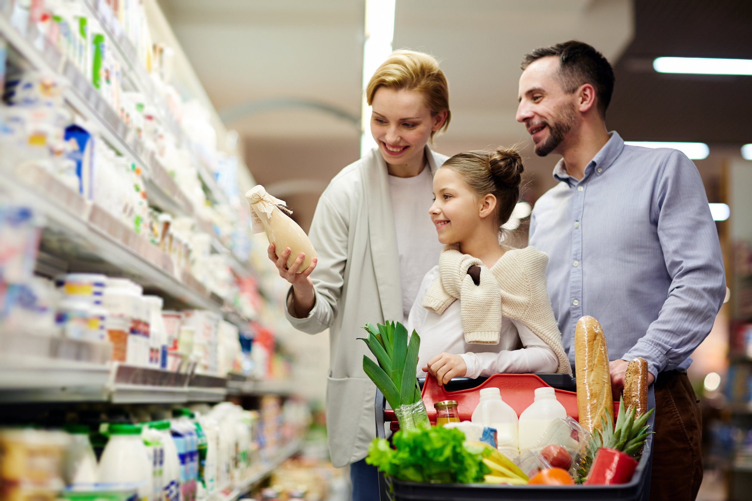 Люди продукции. Семья в магазине. Счастливая семья в супермаркете. Семья с продуктами. Счастливая семья с продуктами.